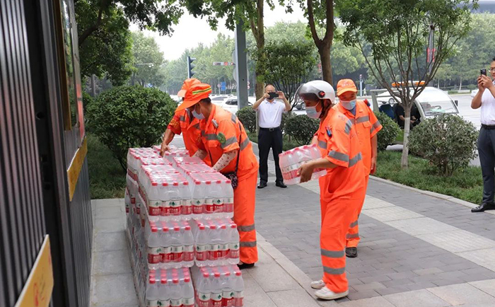 為環(huán)衛(wèi)工人送上礦泉水.jpg